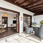 Cosy Alegranza 105, Communal Pool, Private Garden Будинок відпочинку Плайя-Бланка
