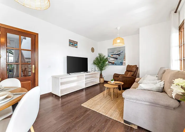 Cosy Villa Alegranza 105, Communal Pool, Private Garden * Playa Blanca (Lanzarote)