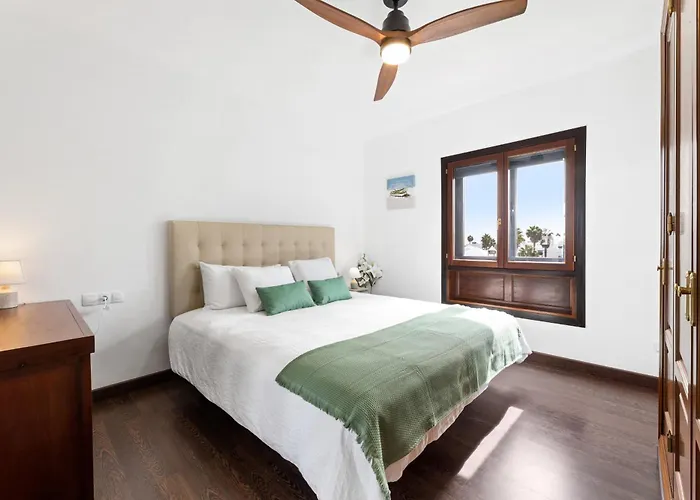 Cosy Villa Alegranza 105, Communal Pool, Private Garden Playa Blanca (Lanzarote)