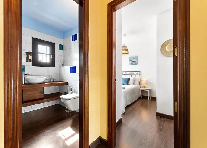 Cosy Villa Alegranza 105, Communal Pool, Private Garden *