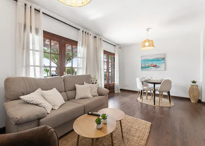 Cosy Villa Alegranza 105, Communal Pool, Private Garden * Playa Blanca (Lanzarote)