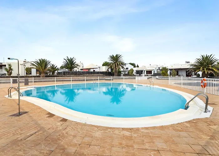 Cosy Villa Alegranza 105, Communal Pool, Private Garden Сasa de vacaciones