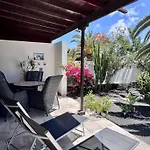 Cosy Alegranza 105, Communal Pool, Private Garden Holiday home