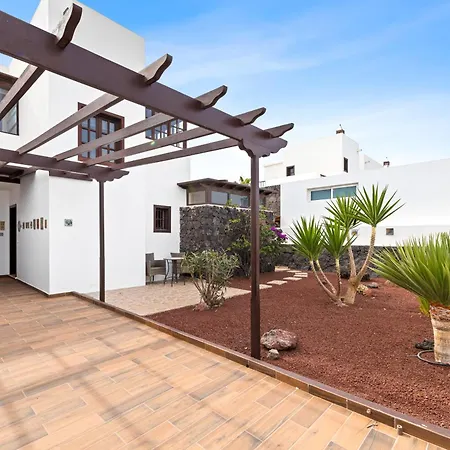 度假居 Cosy Villa Alegranza 105, Communal Pool, Private Garden *