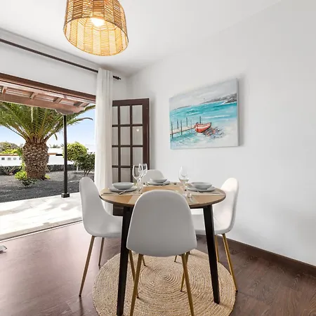 度假居 Cosy Villa Alegranza 105, Communal Pool, Private Garden