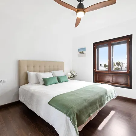 Cosy Villa Alegranza 105, Communal Pool, Private Garden 普拉亚布兰卡