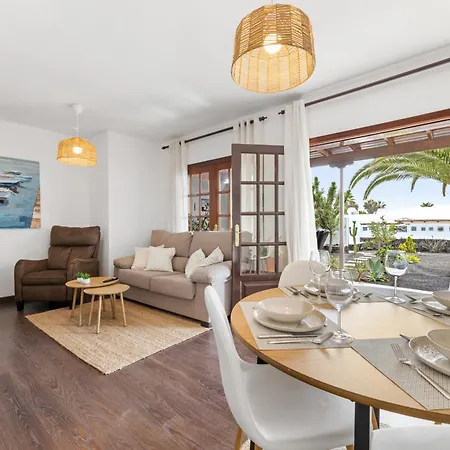 Cosy Alegranza 105, Communal Pool, Private Garden Casa vacanze