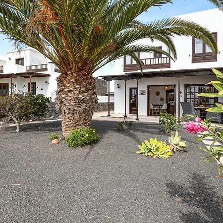 Cosy Alegranza 105, Communal Pool, Private Garden Casa vacanze