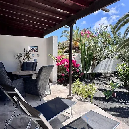 Cosy Alegranza 105, Communal Pool, Private Garden Casa vacanze