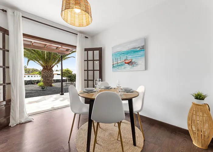 度假居 Cosy Villa Alegranza 105, Communal Pool, Private Garden