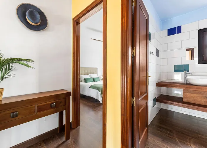 Cosy Villa Alegranza 105, Communal Pool, Private Garden 度假居 *