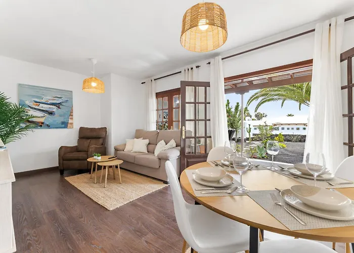 Cosy Villa Alegranza 105, Communal Pool, Private Garden 度假居