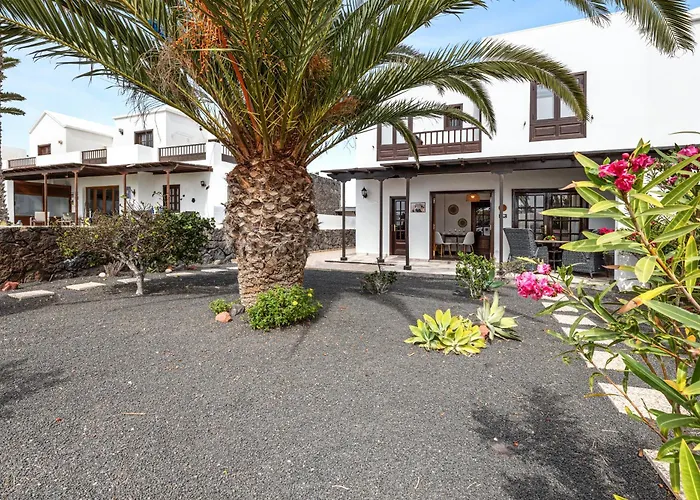 Cosy Villa Alegranza 105, Communal Pool, Private Garden 度假居