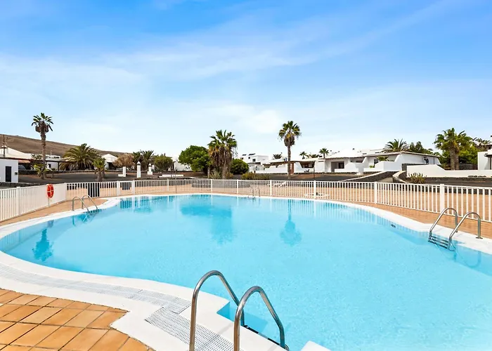 Cosy Villa Alegranza 105, Communal Pool, Private Garden